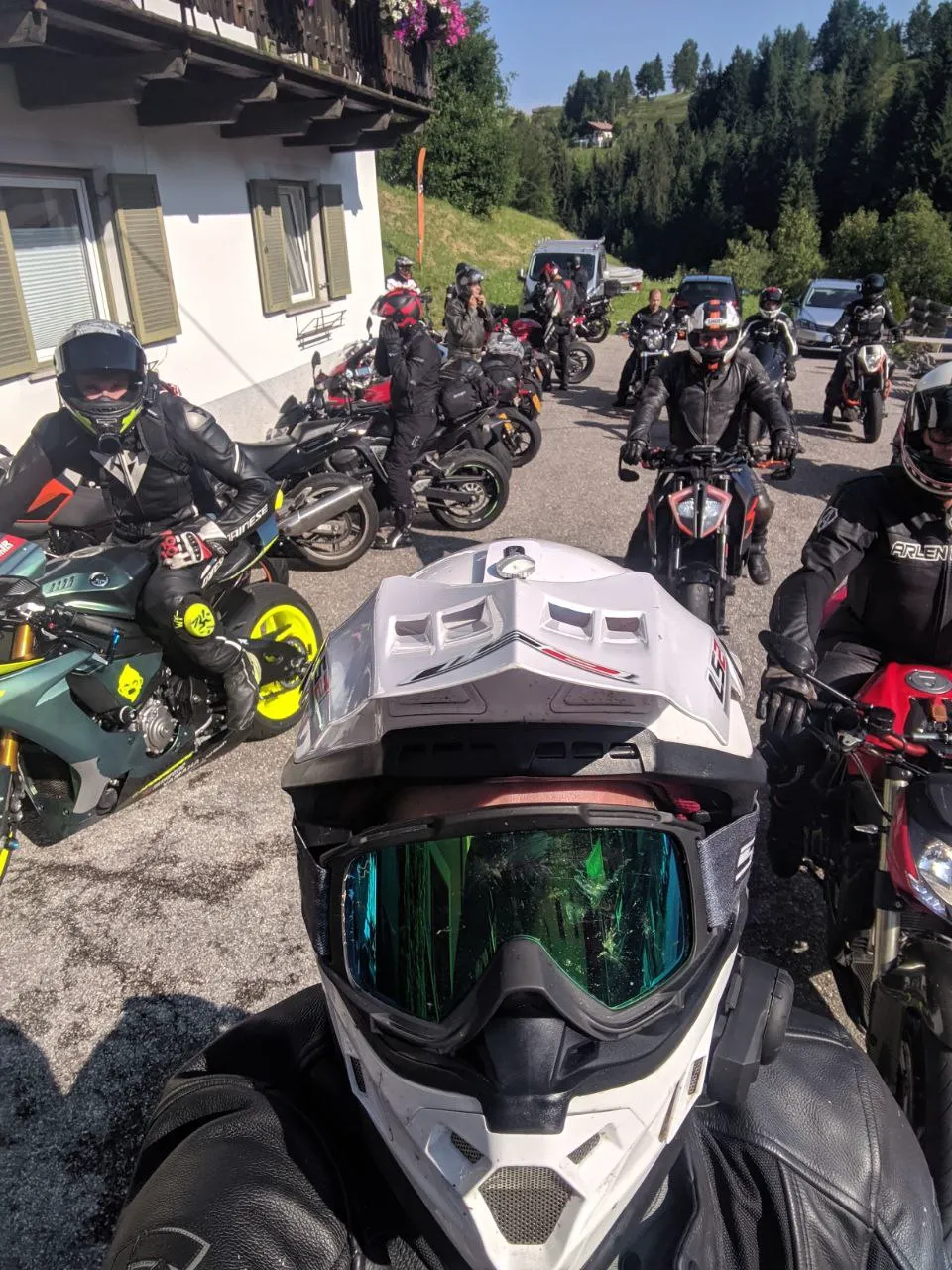 Motorrad-Gäste Gruppe vor dem Rider Hotel