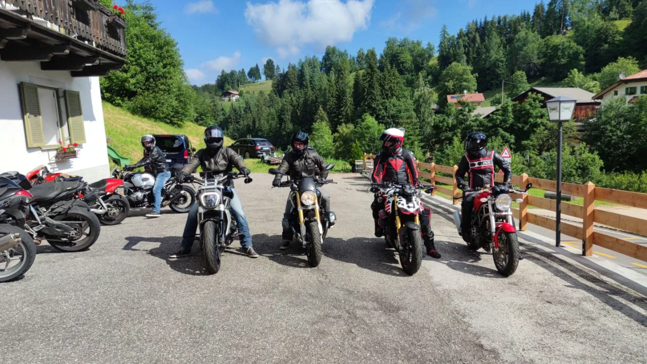 Motorrad-Gruppe vor dem Rider Hotel Dolomiten